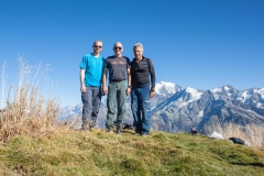 Trois compères dos au Mont-Blance
