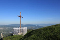 Une croix typique qui veille sur la vallée...